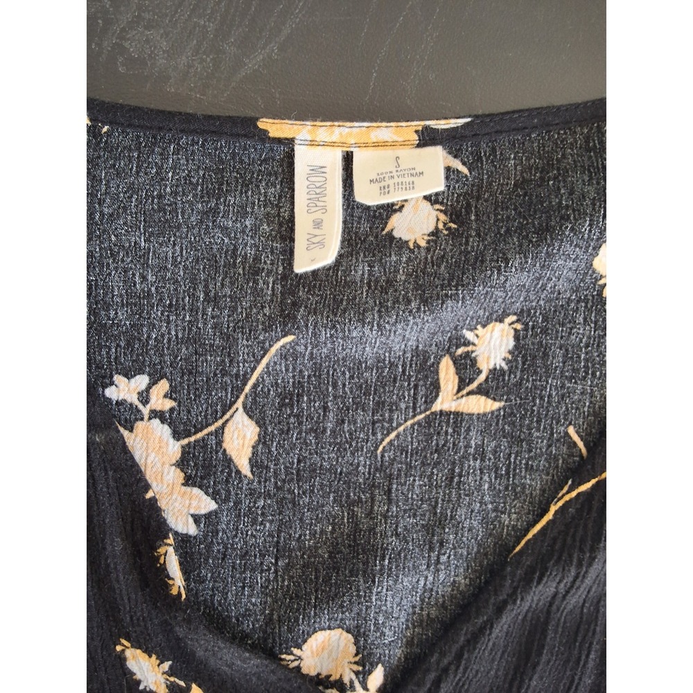 Sky and Sparrow Black Floral Wrap Tie Front Crop Top Short Sleeve Small - Picture 4 of 6